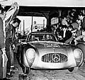 3. Carrera Panamericana in Mexico, 1952: Das Siegerteam Karl Kling und Hans Klenk auf Mercedes-Benz 300 SL (W 194) werden begeistert empfangen.